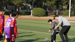 女生踢足球容易拉伤脚吗？这些要点需留意