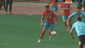 足球场上故意将人绊倒是否犯法,背后的法律真相解析