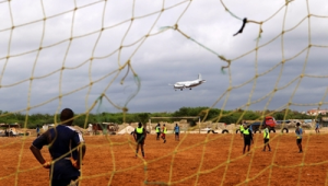 足球比赛中丢飞机算犯规吗