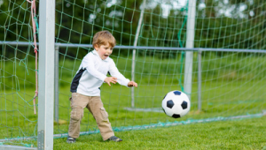 喜欢看人踢足球吗？是因热爱激情，还是着迷于团队协作？