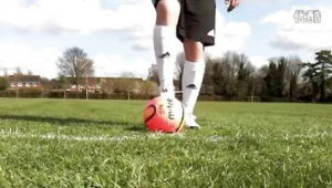 足球勾挑过人是否犯规？规则解读与争议探讨