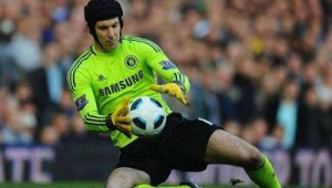 踢足球时戴着头套行不行？相关疑问与探讨