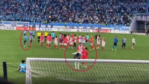 足球持球撞人是否算犯规,规则解读与赛场判罚分析