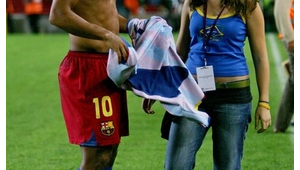 看足球时不穿球衣可行吗？探讨观赛着装的自由与选择