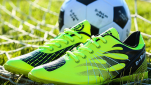 儿童平时穿足球鞋会伤脚吗？关键要点一文解析