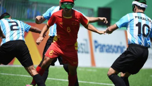 足球教练对待队员：赛场严厉与场下关怀，反差究竟大吗？