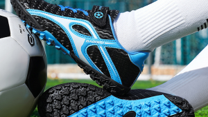 洗足球时堵住气孔与否？关键细节影响清洗效果与足球寿命