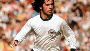 鲁梅尼格是足球皇帝吗？探寻这位传奇球星背后的称号真相