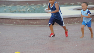 瘦小孩适合踢足球吗？探究身材与足球运动的适配性