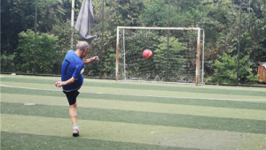 女生踢足球建议自学吗