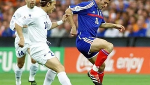 足球对膝盖有伤害，还该不该继续踢？