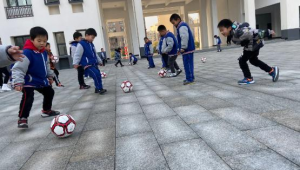 初中近视儿童能学足球吗?探讨近视与足球运动的适配性