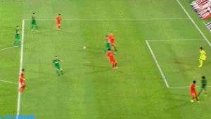 足球单刀横传瞬间，越位与否成焦点