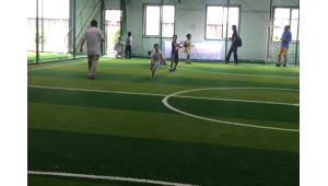 室内足球适合女生大人玩吗