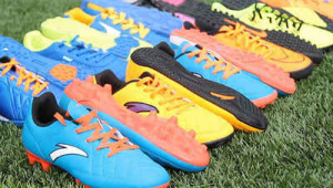 足球运动员买篮球鞋贵不贵？价格背后的真相你知道吗