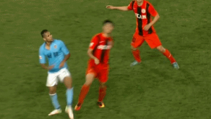 足球犯规后能否自己带球，规则之下的带球疑问