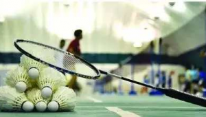 足球比赛现场能带羽毛球拍吗？规则限制与相关疑问全解析