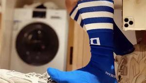 男生足球袜搭配白鞋子，这样穿会带来怎样的视觉效果？