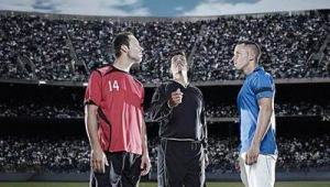 足球主裁与边裁互换可行吗？探讨这一独特设想带来的影响