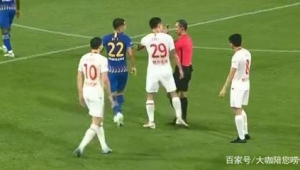 足球球员假转身是否犯规？规则判定与争议探讨