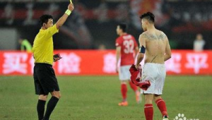 足球裁判吹哨后，球权已定岂能再抢？