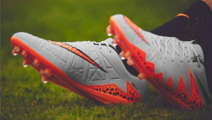 AG足球鞋适合真草吗?深入探究AG足球鞋在真草场地的适配性