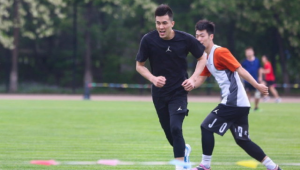 足球是踢到球篮里吗