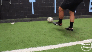 踢足球不会踢左脚吗?探究足球左右脚技术差异与训练方法