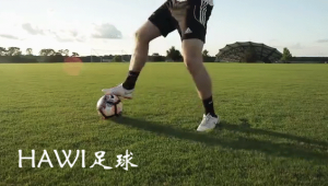 足球脚踩球时对方能否抢球?规则与实战情况解析