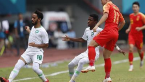 足球中锋是散步的吗？赛场表现引争议，实力真相待厘清