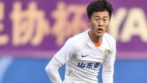 门将把足球当成篮球犯规吗?探讨足球赛场这一争议行为