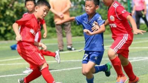 足球裁判袜踢球穿合适吗？来一探究竟