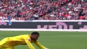 球不落地足球射门：哪场比赛能演绎这般精彩瞬间