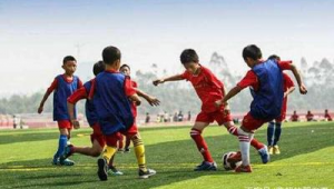 没钱孩子学足球可行吗?探讨没钱状况下孩子足球学习之路