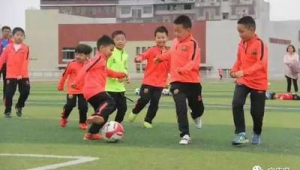 儿童学足球非得进科班？探寻别样成长路径与多元发展可能