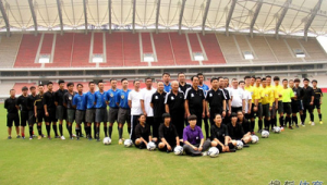 足球裁判在何种情况下会被罚下，有哪些因素决定这一结果？