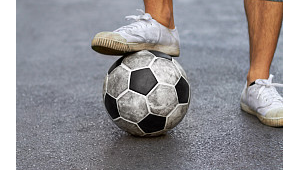 帆布鞋踢足球会坏吗？探究帆布鞋在足球运动中的耐用性