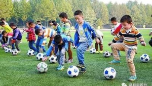 义务教育阶段能否学习足球，是家长和学生共同关注的问题