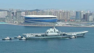 不看足球就非得看航母？此观点引发的思考与争议