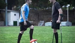 踢足球支撑腿酸痛正常吗