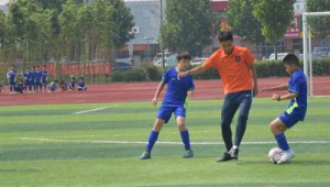 足球比赛中牵手防卫是否可行探讨