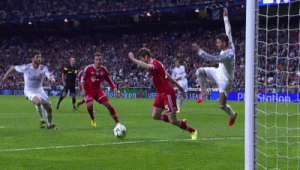 踢足球摔倒是否要点球?探讨足球赛场这一争议判罚情况