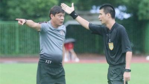 足球比赛中能无视裁判吗？赛场规则与判罚背后的思考