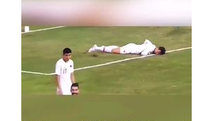 足球虚假接球转身是否犯规，规则判定引关注