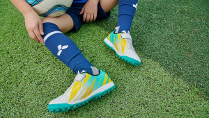 儿童能否穿足球鞋？关乎成长与运动安全的探讨