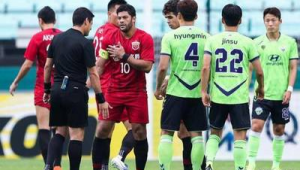 足球吃红牌打人是否算犯规探讨