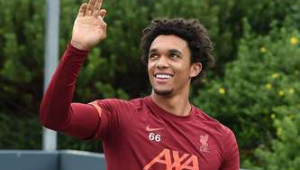 足球发边线球能否单手操作？规则解读来了