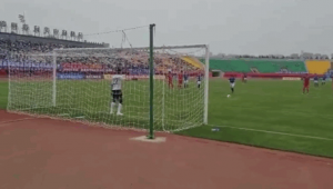 足球球员能否用手挡进球？规则界限与赛场争议全解析