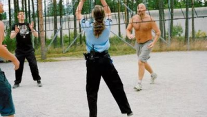 监狱里能否踢足球?这背后有着怎样的考量与真相?