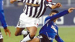 不戴眼镜能否踢足球？这一问题背后的答案与考量